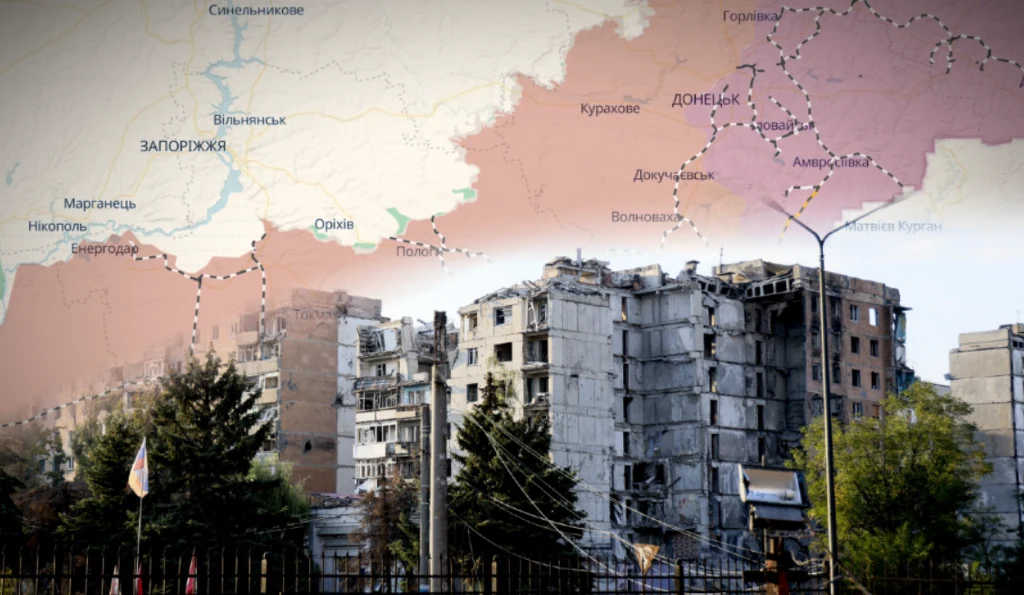 Ruiny bloków mieszkalnych z widocznymi uszkodzeniami na tle mapy regionu z granicami i nazwami miejscowości, wokół zabudowy rosną drzewa.