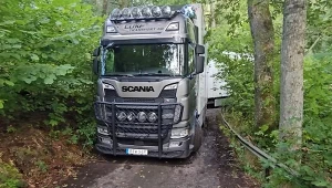 Zignorował znaki i twardo jechał naprzód. Utknął w lesie na miesiąc