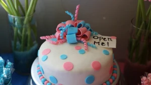 Tort z okazji "Gender reveal", czyli wydarzenia podczas, którego poznaje się płeć dziecka