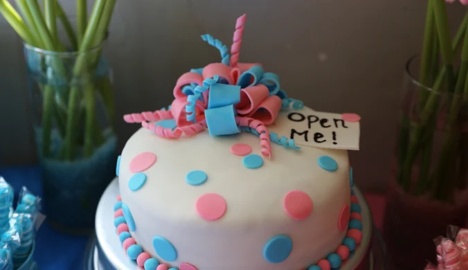 Tort z okazji "Gender reveal", czyli wydarzenia podczas, którego poznaje się płeć dziecka