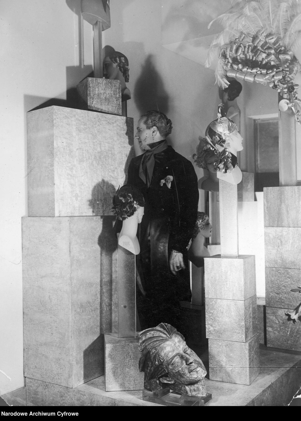 Mistrz fryzjerski Antoni "Antoine" Cierplikowski w swojej pracowni - 1935 rok