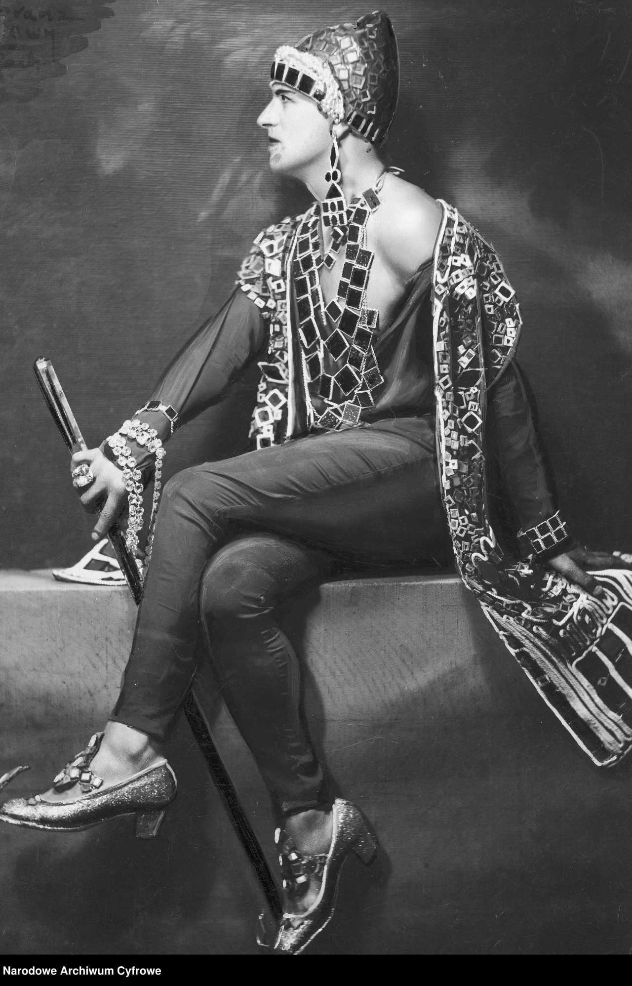 Antoni "Antoine" Cierplikowski, mistrz fryzjerski - fotografia portretowa w kostiumie, fotografia wykonana w atelier, 1927 rok