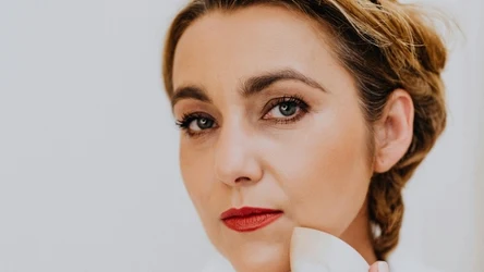 Mokra gąbeczka do makijażu sprawi, że podkład będzie wyglądać jak druga skóra