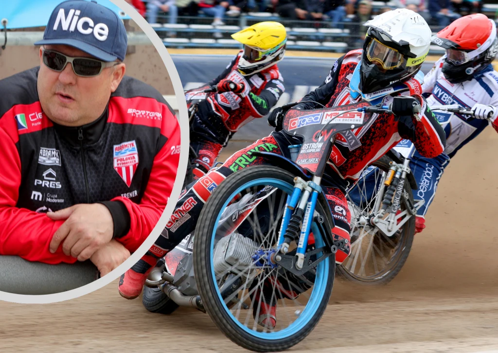 Tomasz Bajerski może poukładać chaos, który wywołał się w klubie z Ostrowa Wielkopolskiego Zawodnicy na motocyklach żużlowych rywalizują na torze, skupieni na walce o pozycję. W lewym górnym rogu widoczny portret trenera lub członka zespołu ubrany w sportową kurtkę i czapkę z daszkiem z napisem 'Nice'. Widownia w tle nie odciąga uwagi od spo...
