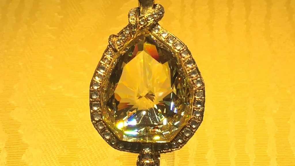 Replika florenckiego diamentu, osadzona w bryle w stanie, w jakim pierwotnie wyglądała w XVI–XVII wieku Replika florenckiego diamentu, osadzona w bryle w stanie, w jakim pierwotnie wyglądała w XVI–XVII wieku