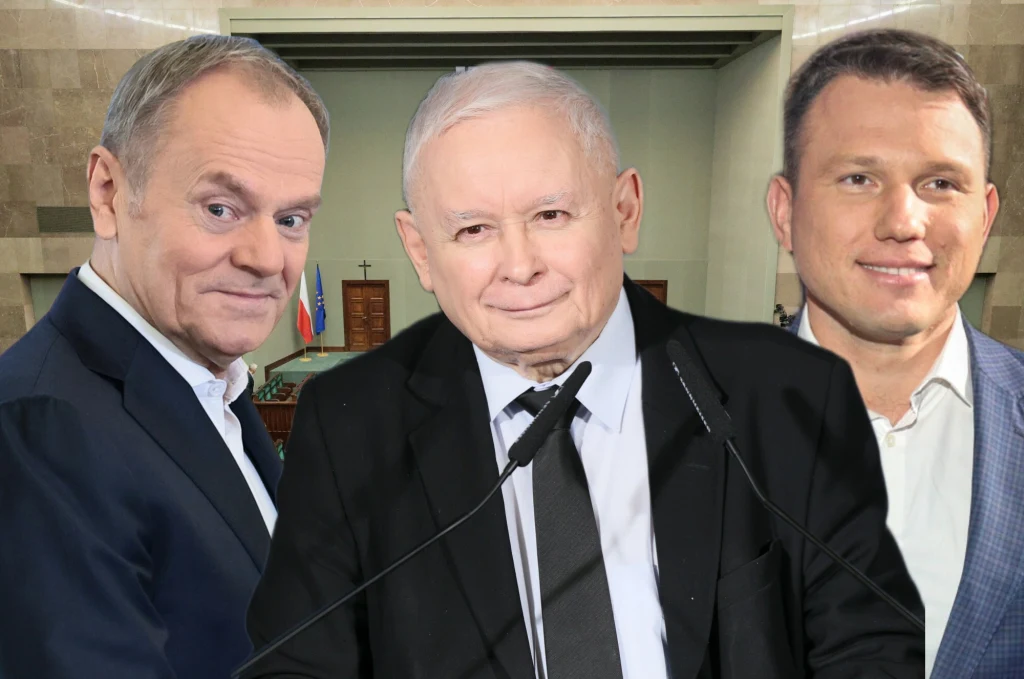 Koalicja Obywatelska prowadzi w sondażu wyborczym Trzy mężczyzny w garniturach stoją na tle sali sejmowej, w centrum znajduje się postać przy mównicy, a z tyłu widoczne są flagi państwowe.