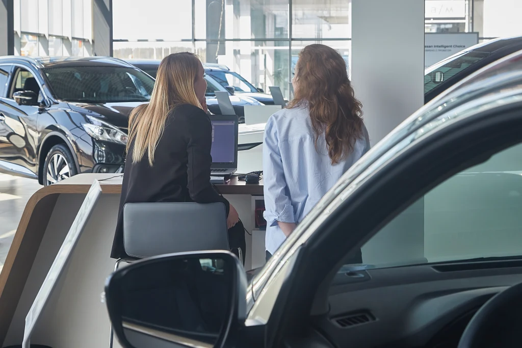 Wybór auta zaczyna się od rozmowy. Sposób, w jaki ta rozmowa wygląda, decyduje o tym, gdzie klient ją skończy.