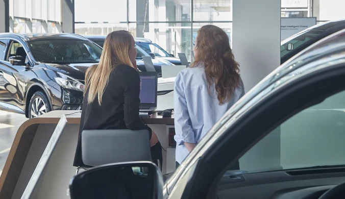 Wybór auta zaczyna się od rozmowy. Sposób, w jaki ta rozmowa wygląda, decyduje o tym, gdzie klient ją skończy.