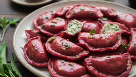 ​Biało-czerwone pierożki – z burakiem, serkiem i ziołowym masłem. Przepis Karoliny Stolarskiej-Bigos