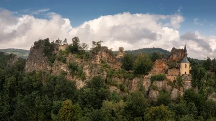 Zamek Vranov w pobliżu miejscowości  Malá Skála wybudowano na skale