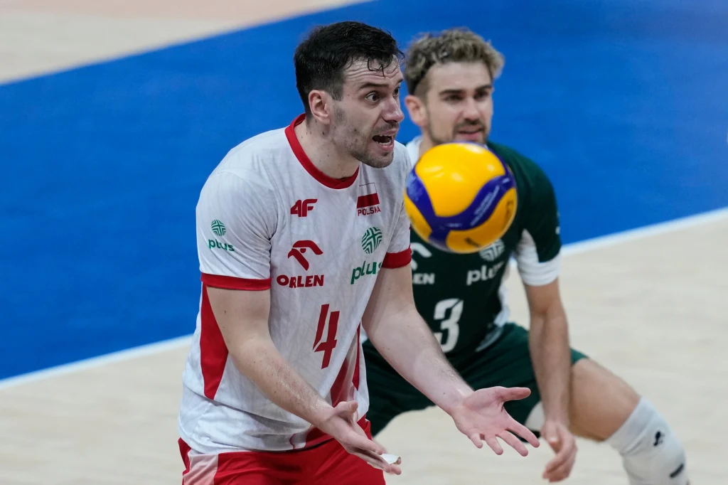 Marcin Komenda w ostatnich miesiącach notuje serię sukcesów w kadrze i klubie Dwóch siatkarzy w dynamicznej akcji na boisku, jeden ubrany w biało-czerwony strój z numerem 4, drugi w zielonym z numerem 3, między nimi piłka do siatkówki.