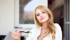 Mówią o niej sałatka "na blask". Włosy lśnią jak po kuracji w salonie