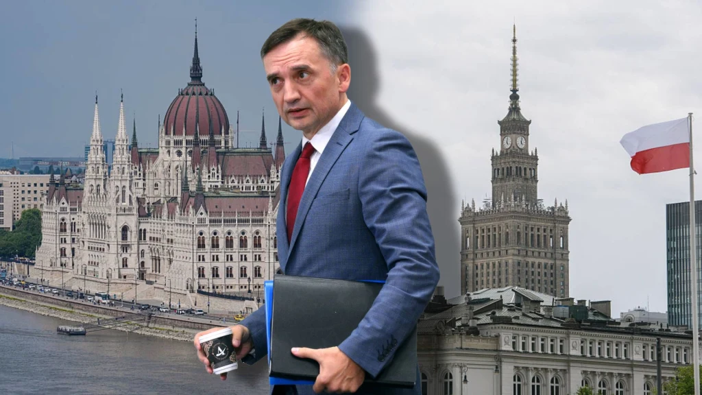 Szubartowicz: Zbigniew Ziobro bawi się zapałkami przy beczce prochu Mężczyzna w garniturze trzymający segregator i kubek, na tle dwóch dużych budynków: węgierskiego parlamentu oraz Pałacu Kultury i Nauki w Warszawie, obok widoczna polska flaga.