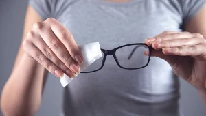 Używasz takich ściereczek do okularów? Natychmiast przestań. Oto jak je myć