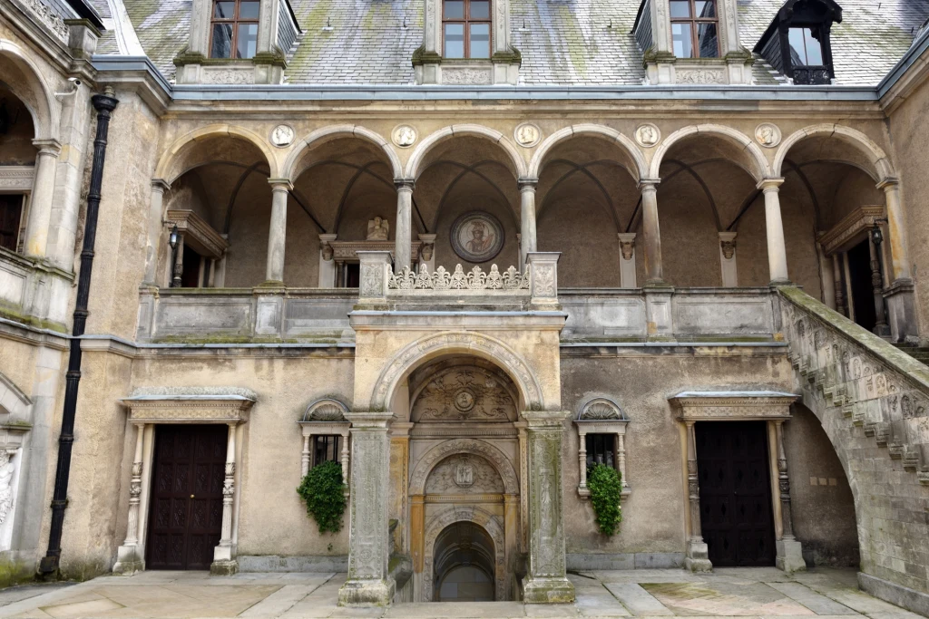 Dziedziniec na zamku w Gołuchowie zachwyca. Ponoć nocą wciąż tańczą tu dawni właściciele i ich goście Centralny dziedziniec renesansowego pałacu z arkadami wspartymi na kolumnach, bogato zdobionym portalem wejściowym, ozdobnymi oknami i kamiennymi schodami prowadzącymi na wyższe piętro.