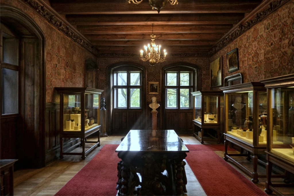 W zamku funkcjonuje dziś oddział Muzeum Narodowego w Poznaniu Zabytkowa sala muzealna z drewnianym sufitem i bogato zdobionymi ścianami, na środku masywny drewniany stół, po bokach gabloty z eksponatami oraz popiersie na tle dużych okien. Całość oświetlona żyrandolem, na podłodze czerwony dywan.