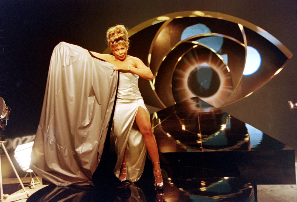 Tina Turner wykonała piosenkę otwierającą “Goldeneye”