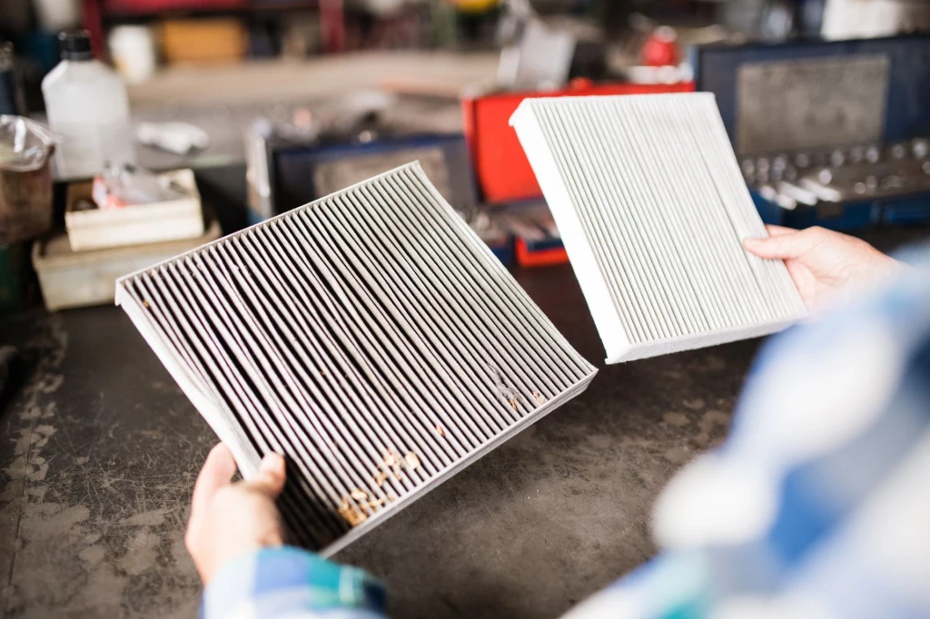 Gdzie znajduje się filtr kabinowy i jak go wymienić? Gdzie znajduje się filtr kabinowy i jak go wymienić?