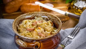 Łazanki z kiszoną kapustą i kiełbasą to tani obiad dla całej rodziny