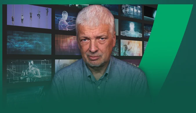 Doświadczony mężczyzna o siwych włosach na tle multimedialnej ściany z ekranami przedstawiającymi cyfrowe grafiki i postacie techniczne.