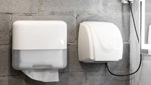 Wyniki tego eksperymentu sprawią, że więcej nie użyjesz suszarki do rąk