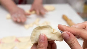 Jajko? Masło? Śmietana? Nie musisz się głowić, jak zrobić ciasto na pierogi