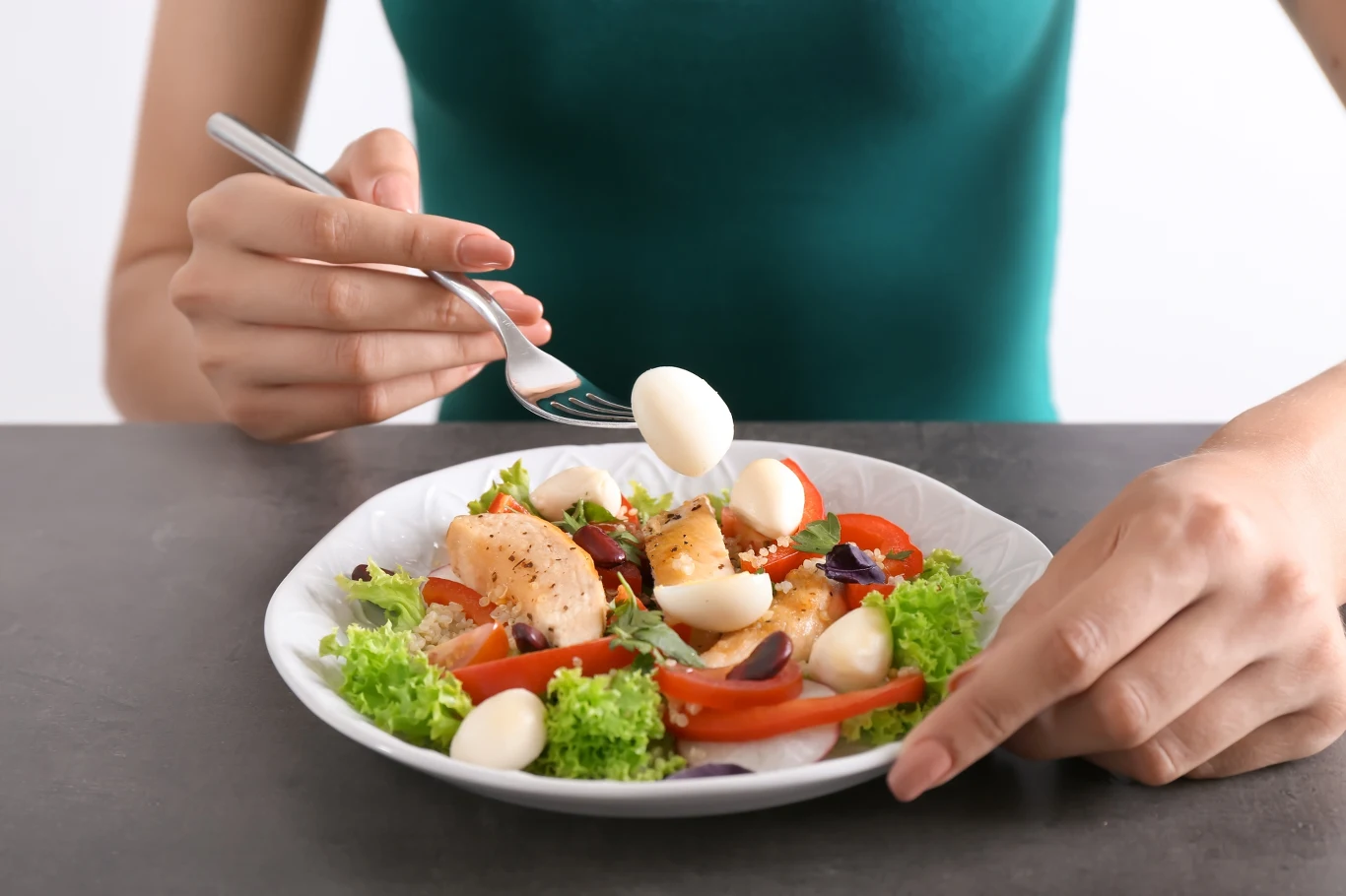 Dodaj odrobinę białka i zdrowego tłuszczu do każdego posiłku. Wyrównają cukier i poziom energii