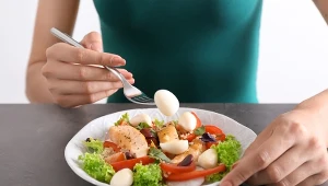 Dodaj odrobinę białka i zdrowego tłuszczu do każdego posiłku. Wyrównają cukier i poziom energii