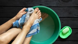 Marchewkowa kąpiel to prosty domowy rytuał, który już po tygodniu przynosi efekty: wygładza pięty, zmiękcza skórę i przywraca jej naturalną miękkość