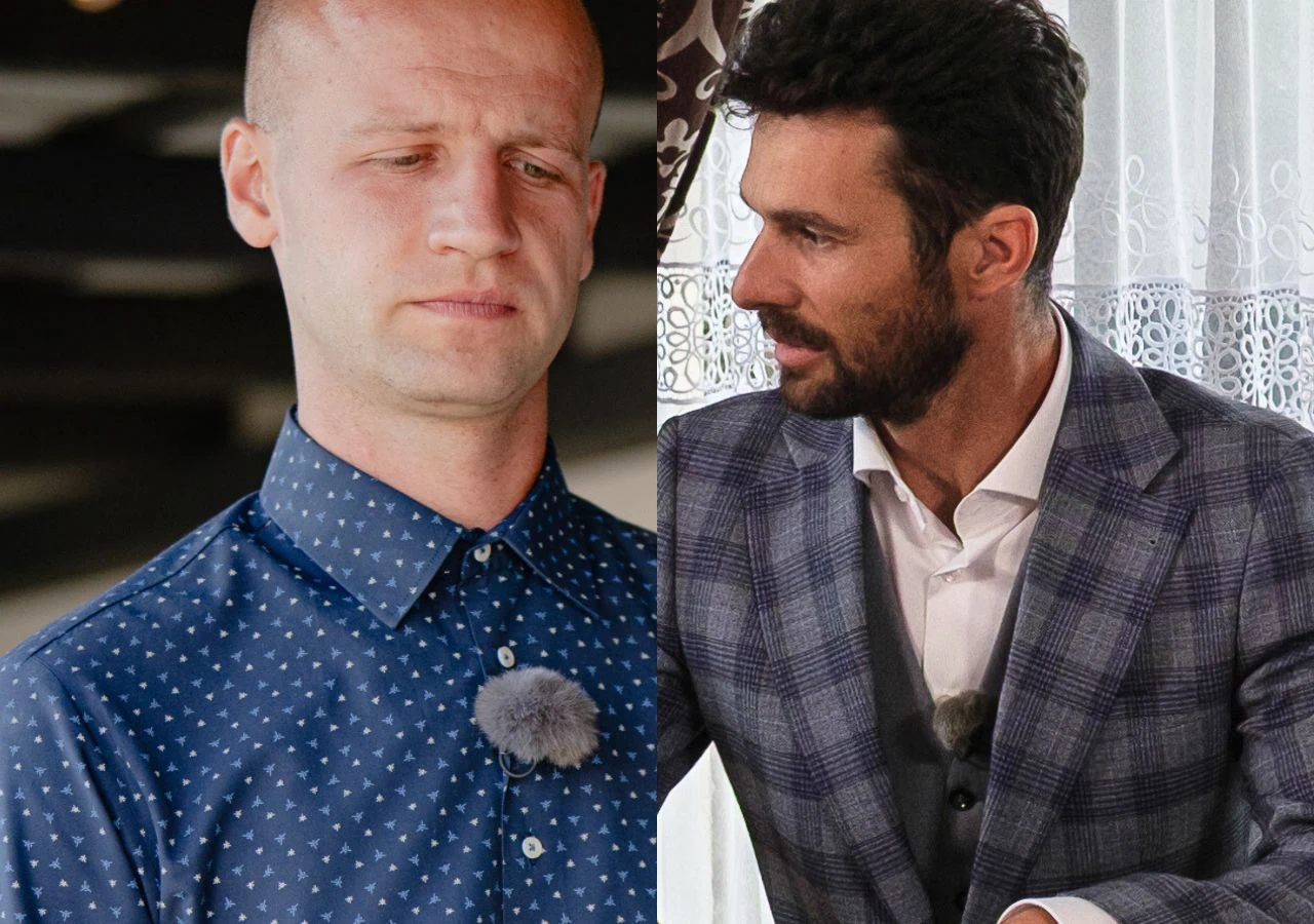 Gabriel i Roland w 8. odcinku "Rolnik szuka żony" Dwóch mężczyzn stoi obok siebie. Jeden z nich ubrany jest w koszulę w drobny wzór i patrzy w bok, drugi w elegancki garnitur w kratę z rozpiętą koszulą i mikrofonem przypiętym do klapy.