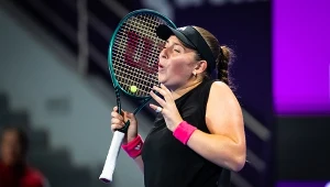 Świątek w drodze do domu, Ostapenko grała o finał. Koniec po 104 minutach