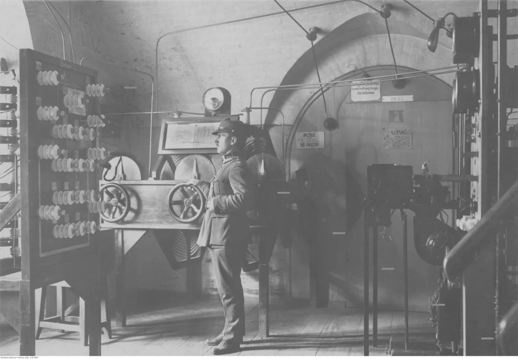 Jedna poniemiecka radiostacja przywróciła Polskę na mapę. Poznaj historię radiostacji WAR