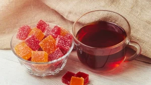 Dodaj żelatynę do herbaty z hibiskusa. Takie galaretki to przekąska, która odmładza