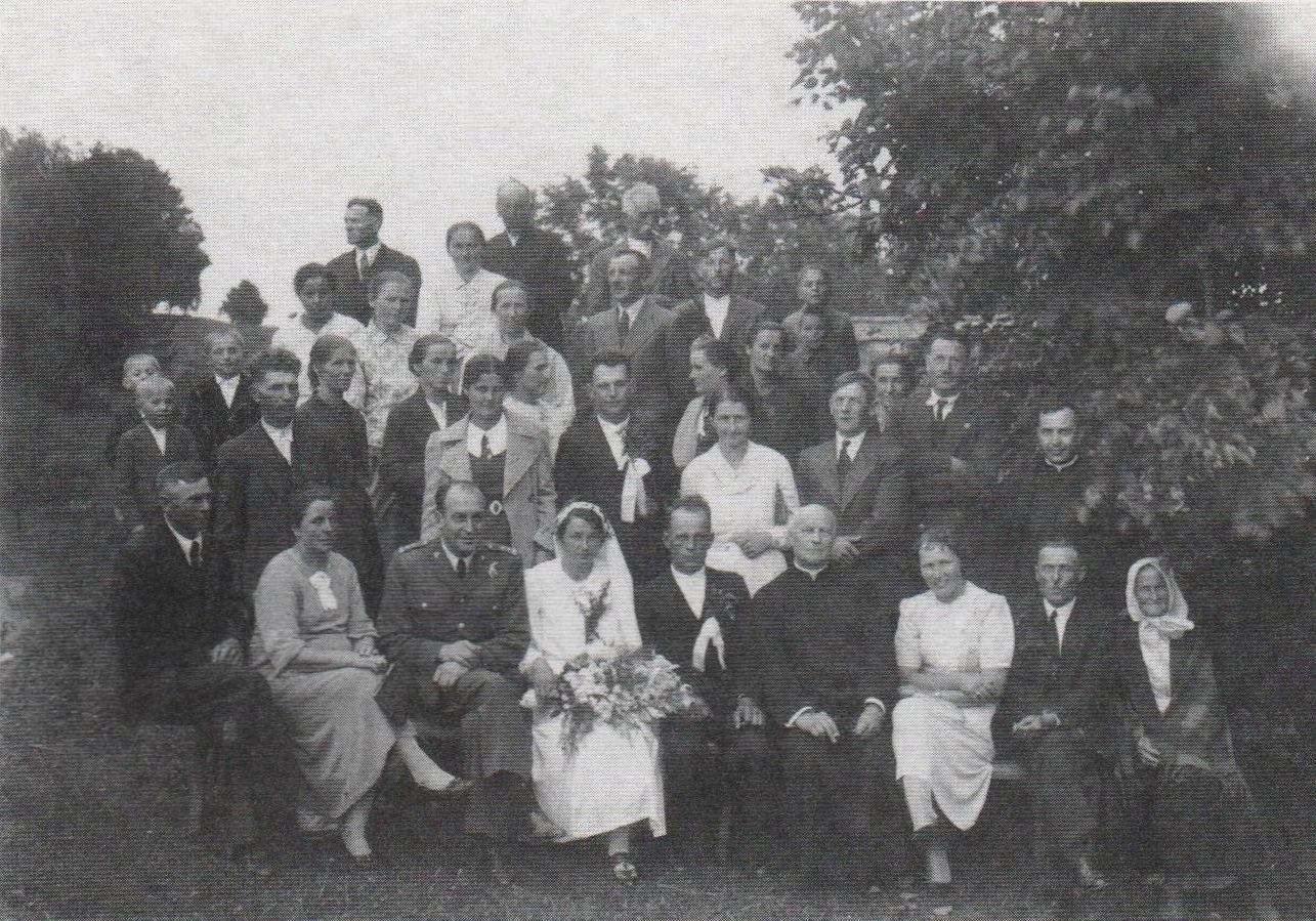 Ślubne zdjęcie Juli Haberek (siostry Franciszka) i Stanisława Wachowicza z 1937 roku, tuż obok pary młodej Franciszek