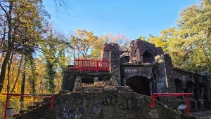 Awantura o czerwone barierki. Renowacja zabytku wywołała zdumienie