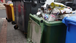 Nowy zakaz na śmietnikach w Polsce. Tych odpadów nie wolno wyrzucać w worku