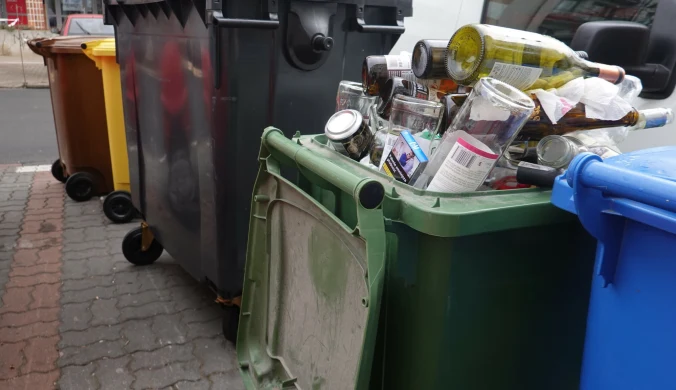 Niektóre gminy w Polsce wymagają, aby szkło wyrzucać do śmieci bez worków foliowych