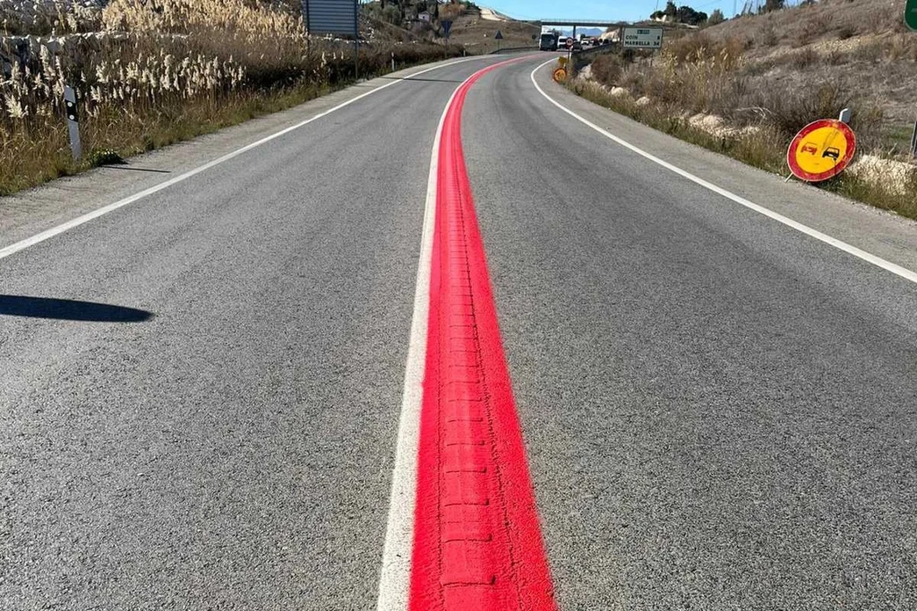 Czerwona ciągła linia ma podobne znaczenie, jak podwójna ciągła. Naprawdę nie wyprzedzaj / Fot: Junta de Andalucia