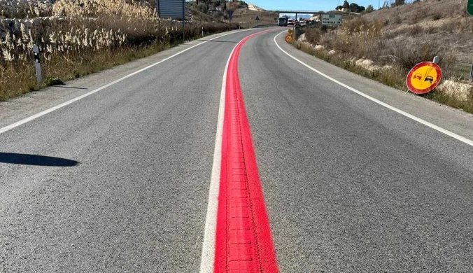 Czerwona ciągła linia ma podobne znaczenie, jak podwójna ciągła. Naprawdę nie wyprzedzaj / Fot: Junta de Andalucia