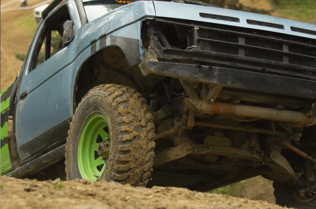 Nieudany test terenowy pod Wałbrzychem. Auto dachowało na stoku. Nieudany test terenowy pod Wałbrzychem. Auto dachowało na stoku.