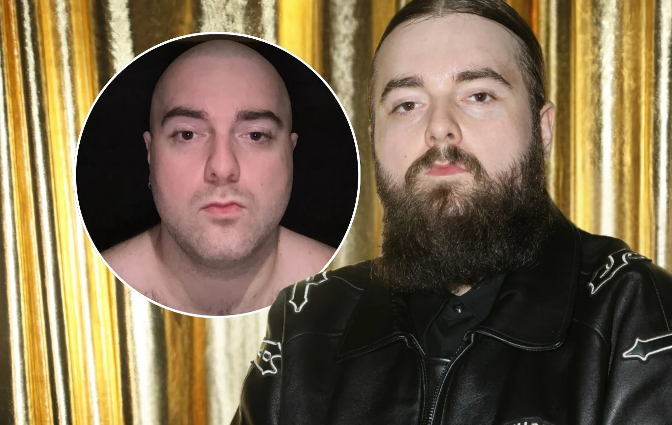 Dwie osoby mężczyzn, jeden z brodą ubrany w czarną kurtkę skórzaną na tle złotych zasłon, drugi na okrągłym wstawionym zdjęciu z ogoloną głową i bez zarostu, na ciemnym tle.