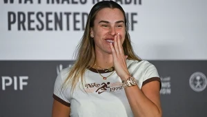 Sabalenka wypoczywa w cieniu palm. Pokazała wartą fortunę torebkę