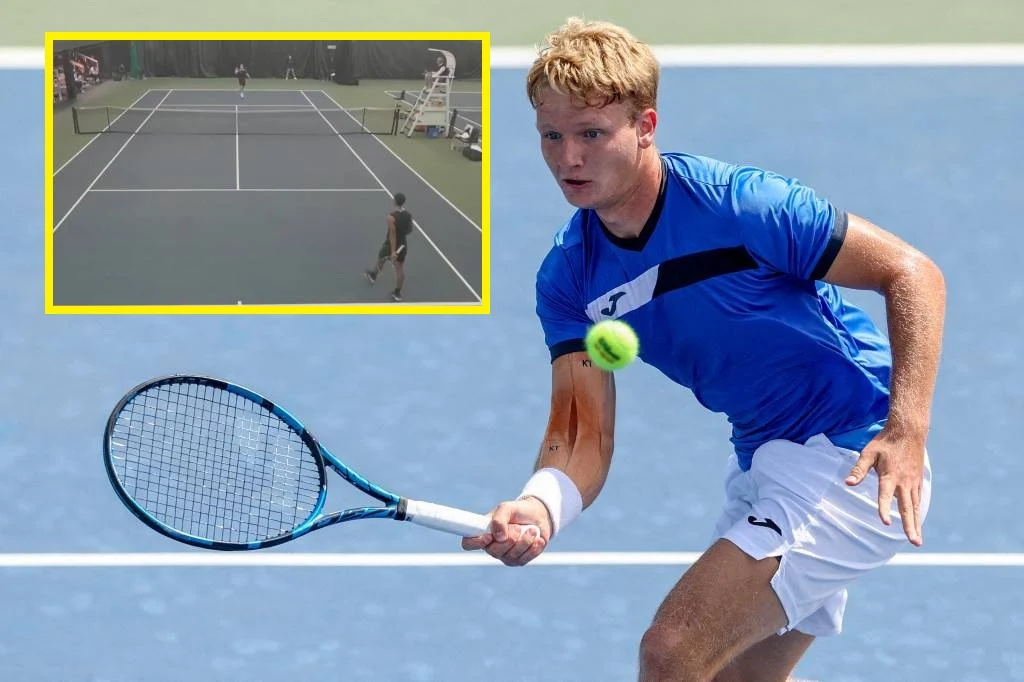 Maks Kaśnikowski triumfował w Montrealu Młody tenisista w niebieskiej koszulce i białych spodenkach koncentruje się na uderzeniu piłki rakietą podczas meczu na twardym korcie. Wstawka w lewym górnym rogu ukazuje widok całego kortu tenisowego z innej perspektywy.
