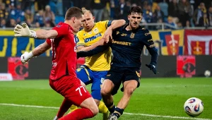 Cztery gole, czerwona kartka i zwrot akcji w Gdyni. Lech na deskach