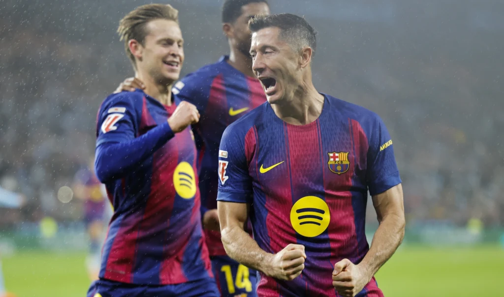 Robert Lewandowski wrócił do wyjściowej jedenastki Barcelony i nie tracił czasu na rozpoznanie przeciwnika Piłkarze FC Barcelony w trakcie celebracji na boisku, widoczne dynamiczne emocje po zdobyciu gola, dominują barwy klubowe oraz logo sponsora na koszulkach zawodników.