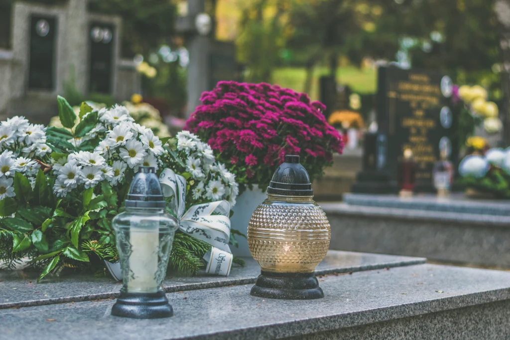 Cmentarze dostarczają mnóstwa zniczy i sztucznych kwiatów, które stają się potem śmieciami