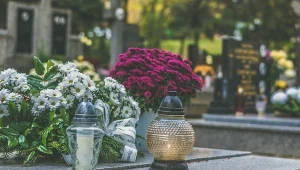 Cmentarna rewolucja. Zakaz plastikowych kwiatów i palenia zniczy