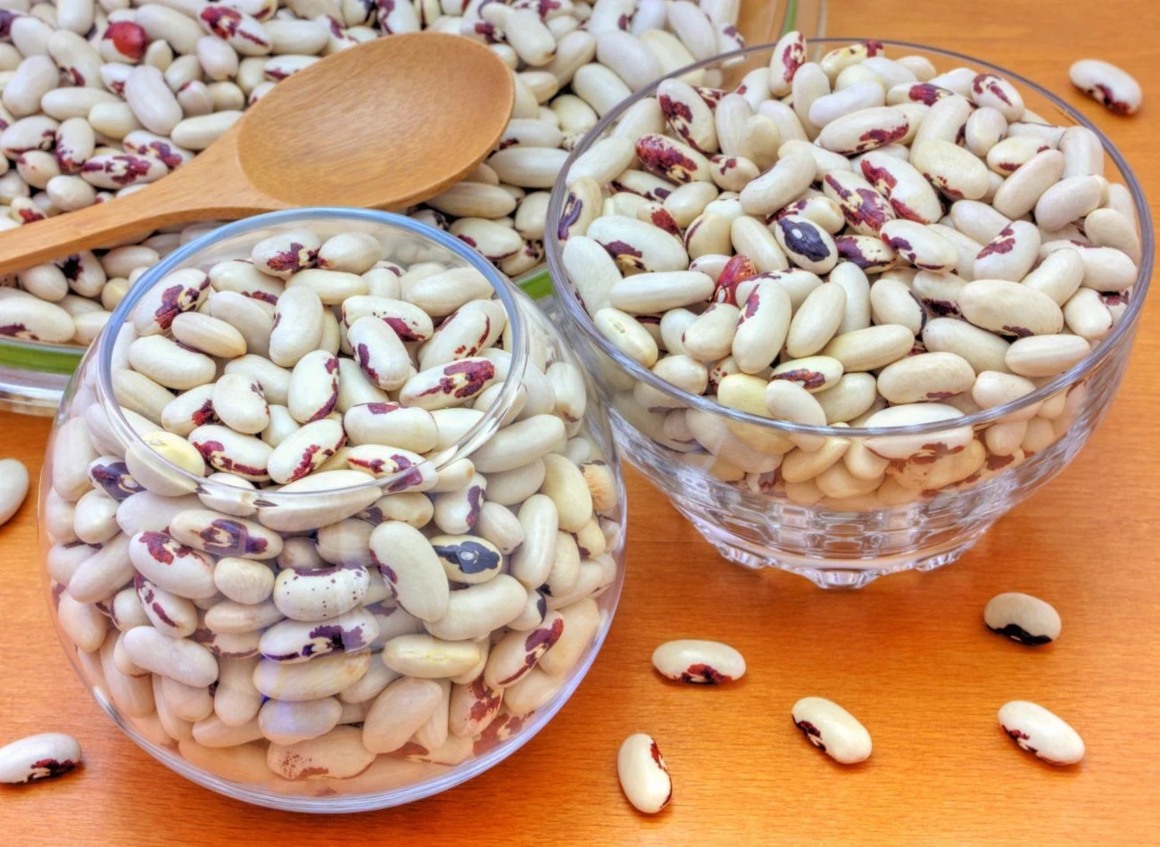 Fasola z orzełkiem to źródło wartościowego białka roślinnego, błonnika pokarmowego oraz witamin z grupy B.