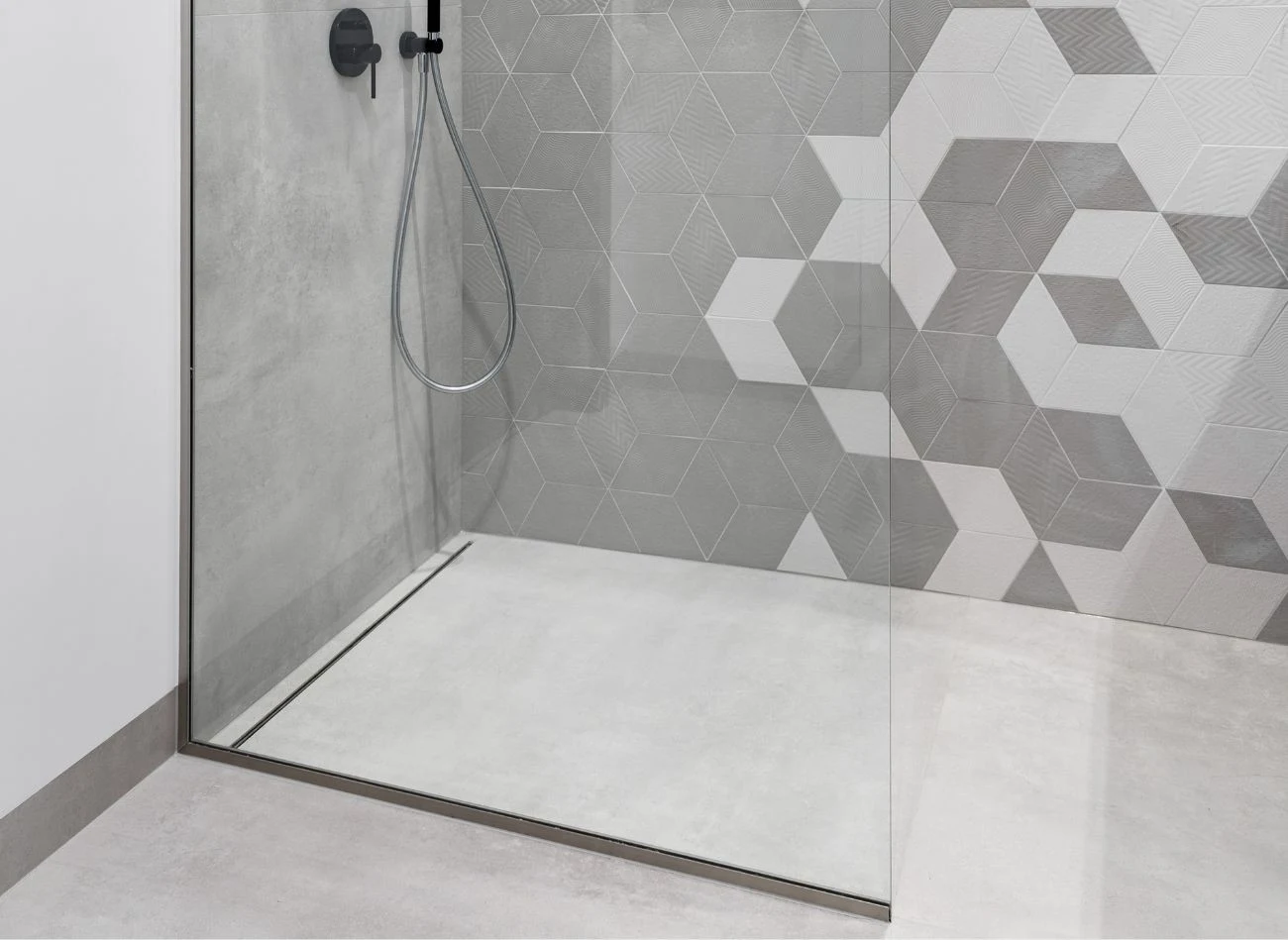 Prysznic walk-in ma otwartą konstrukcję i najczęściej wykorzystuje odpływ liniowy wbudowany w podłogę