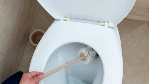 Nawet uporczywy brud w muszli klozetowej wyczyścisz przez 15 minut.